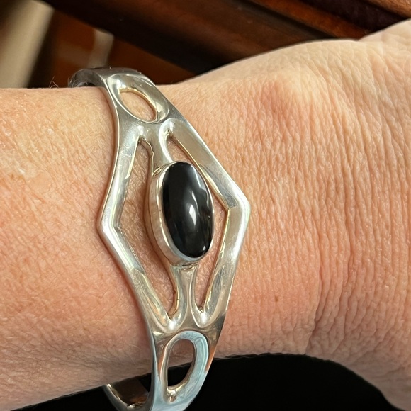 Vintage Silver Hinged Onyx Bangle - Picture 6 of 6